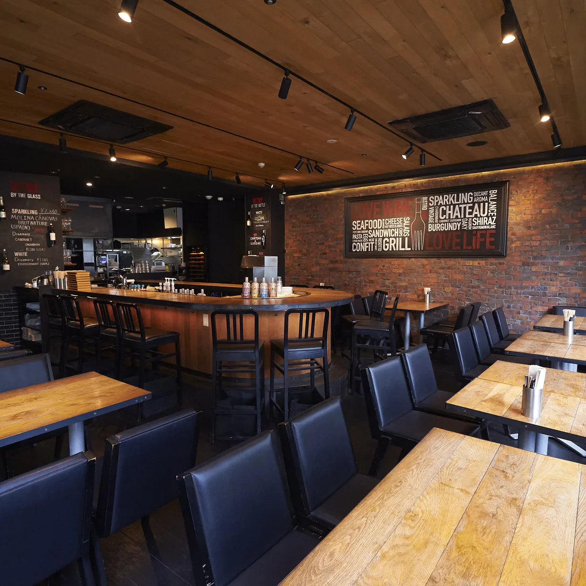 木の温もりがあるBiSTRO ViNOの店内