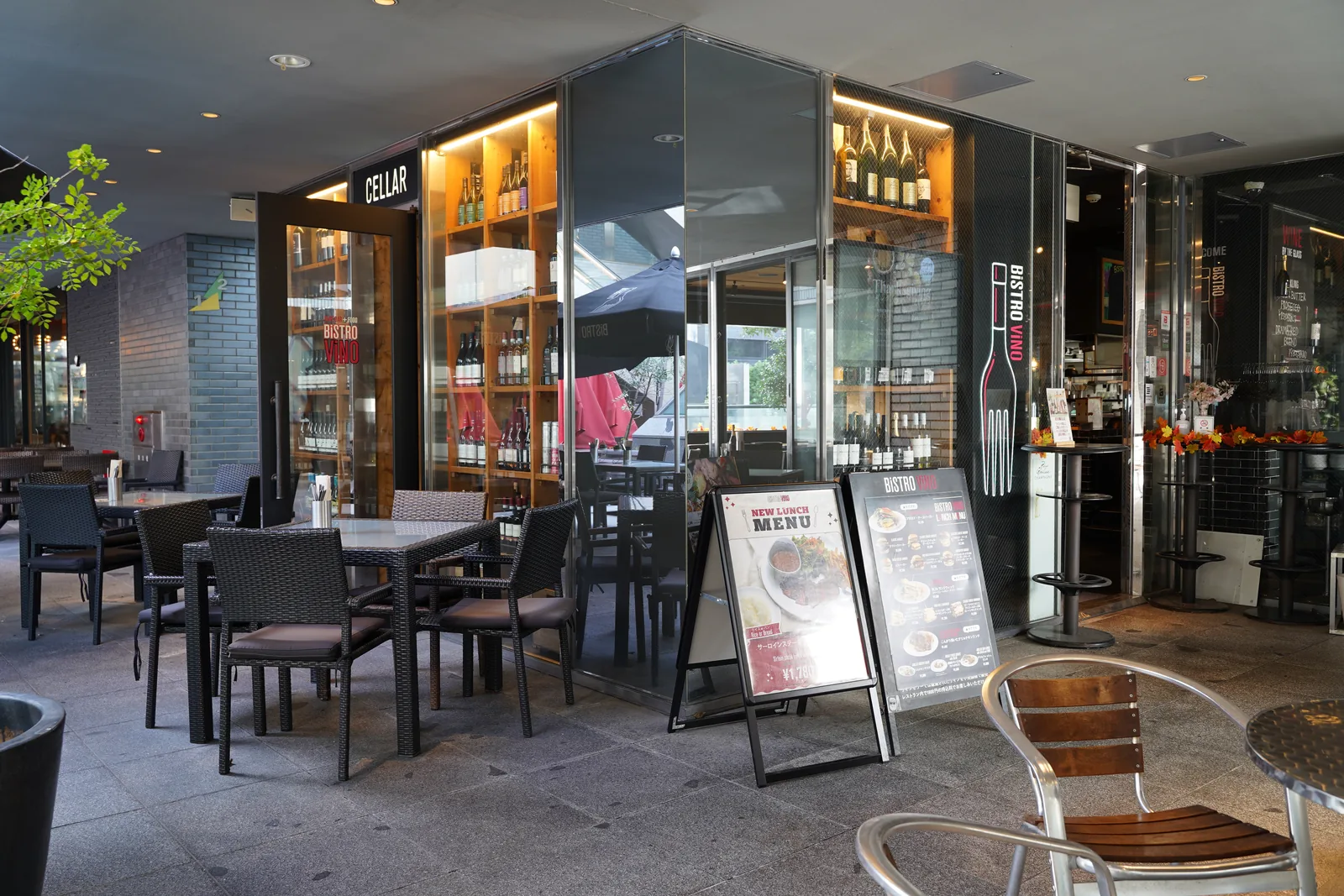 BiSTRO ViNOの開放的なテラス席