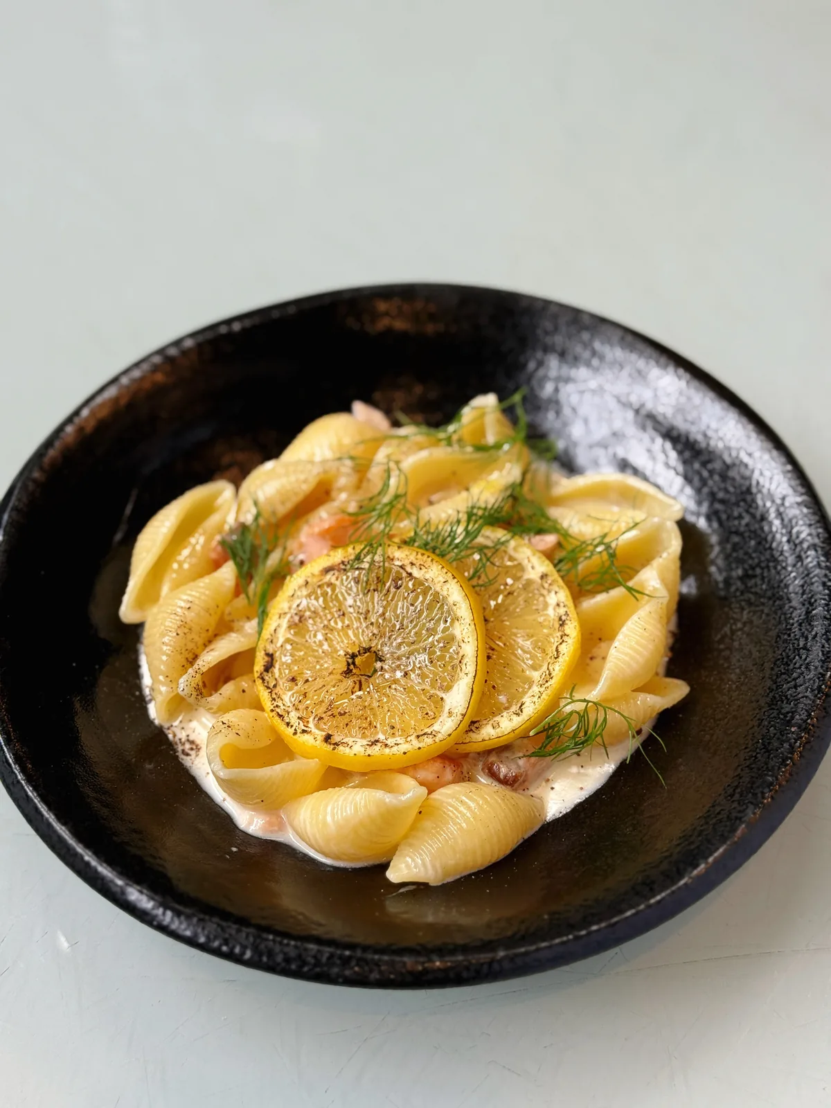 明るい昼の光の中で楽しむランチプレート